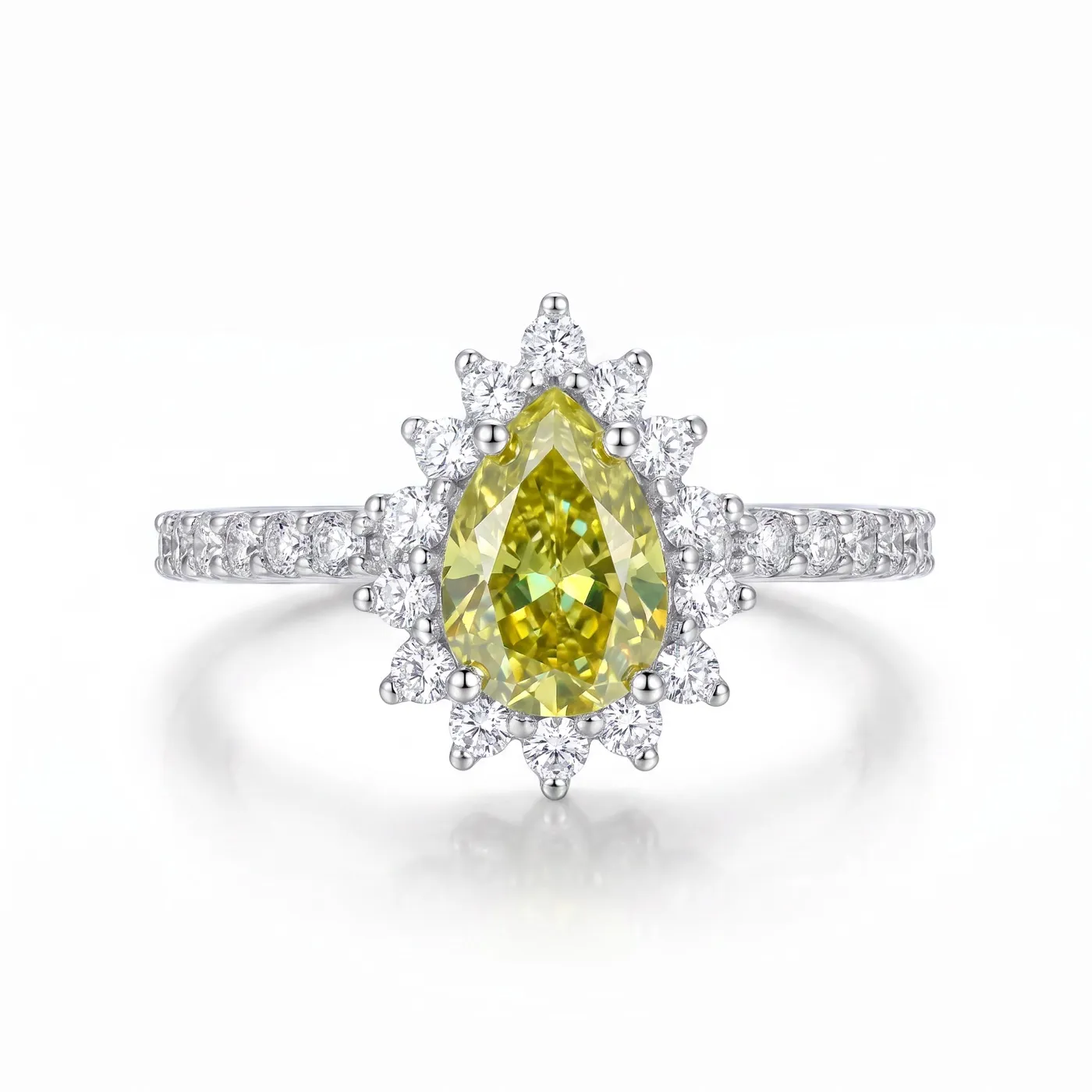 Anillo con diamante amarillo talla pera rodeado de un halo de diamantes blancos sobre oro blanco.